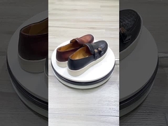 الرجال ينزلقون على حذاء رياضي